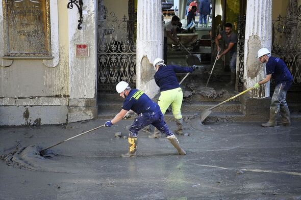 Des volontaires de la protection civile aident la population d'Ischia
