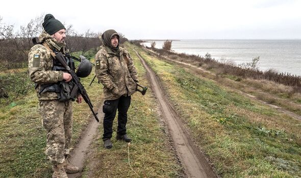 Des soldats ukrainiens sur la rivière Dnipro 