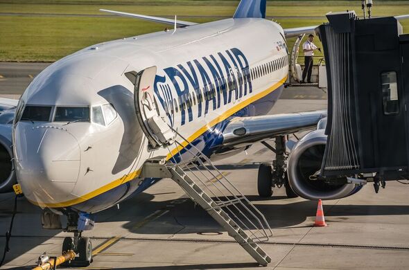 Avion Ryanair attendant d'être embarqué sur l'aéroport.