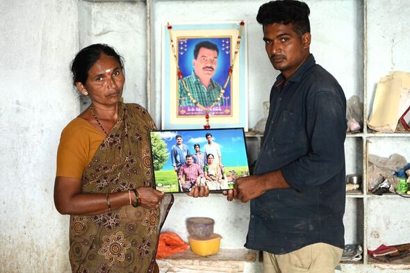 une femme et son fils tiennent un portrait de entre eux