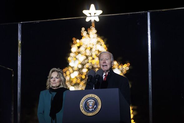 Le Président Biden assiste à l'illumination de l'arbre de Noël