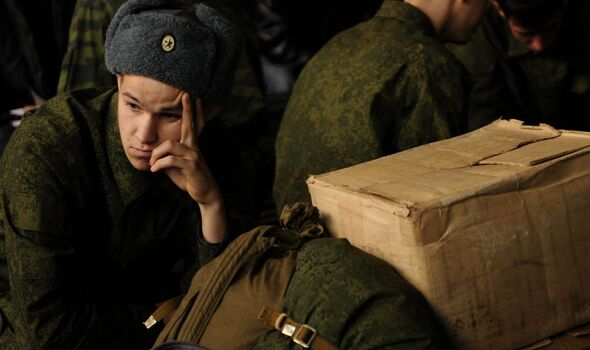 Photo d'un soldat russe à l'air mécontent.