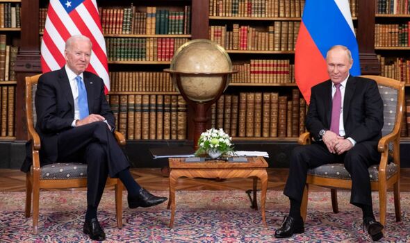 Joe Biden (G) et Vladimir Poutine le 16 juin 2021 à Genève, en Suisse.