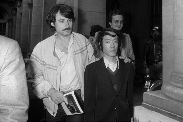 Issei Sagawa quittant la préfecture de police de Paris après un interrogatoire en 1981.