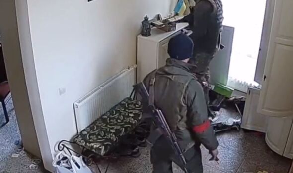Des troupes russes entrent et pillent une maison ukrainienne