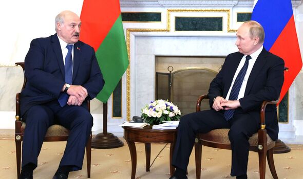:Lukashenko s'assoit avec Poutine 
