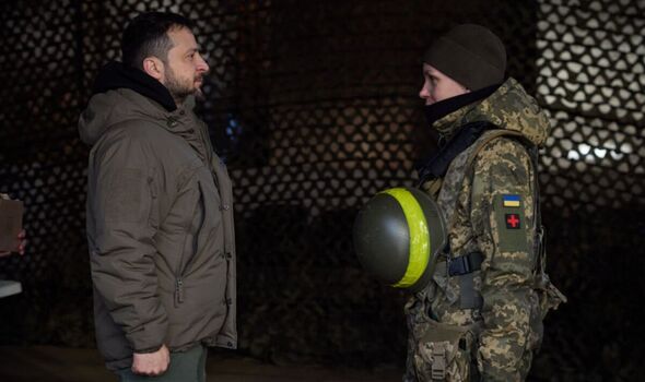 Volodymyr Zelensky visite les troupes près de la ligne de front du Donbas.