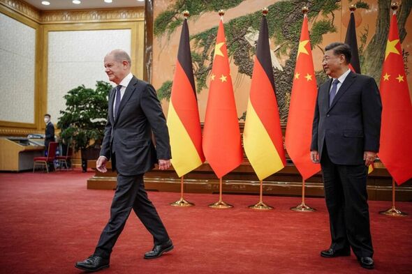 Le président chinois Xi Jinping (R) accueille le chancelier allemand Olaf Scholz au Grand Hall à Pékin.