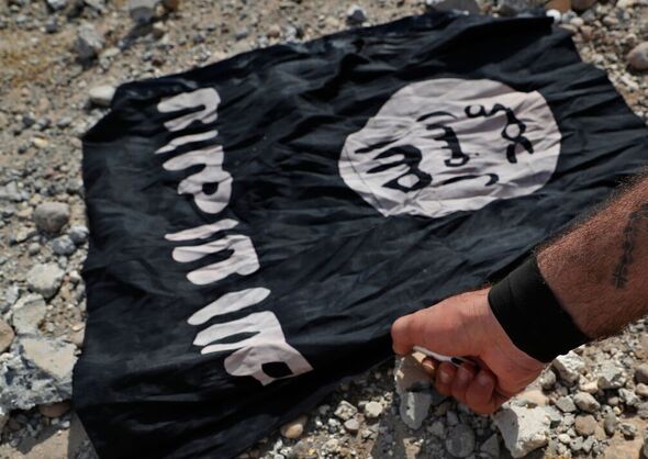Un combattant des FDS brûle le drapeau de l'Etat islamique