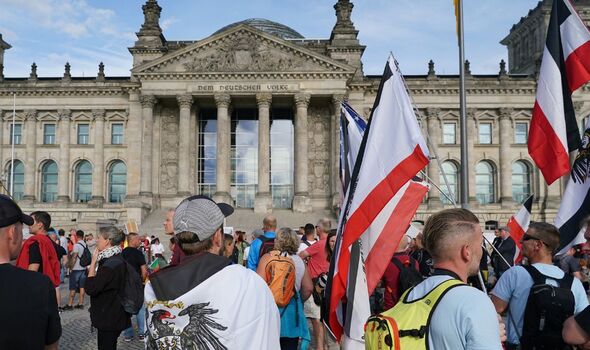 Allemagne : Des manifestants d'extrême droite se rassemblent devant le Reichstag pendant les manifestations de verrouillage. 