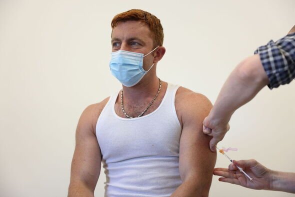 Un homme reçoit un vaccin contre la variole