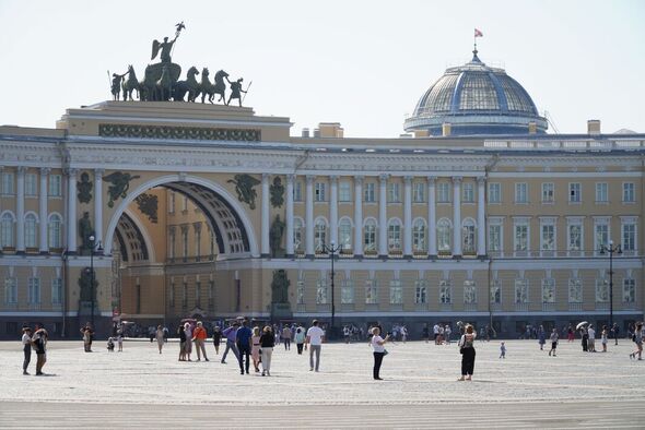 Vue aérienne de la place du Palais à Saint-Pétersbourg.