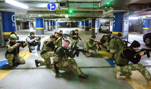 Des soldats ukrainiens participent à des exercices d'entraînement souterrains à Kyiv 