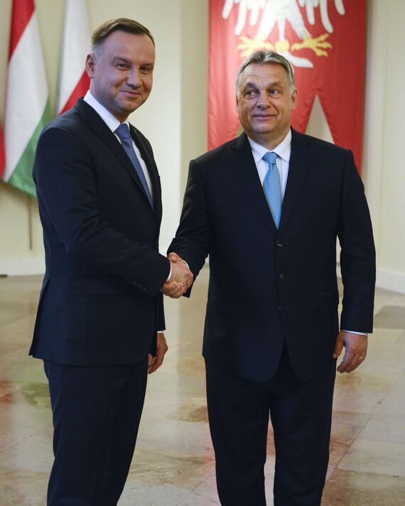 Duda et Orbán se serrant la main 
