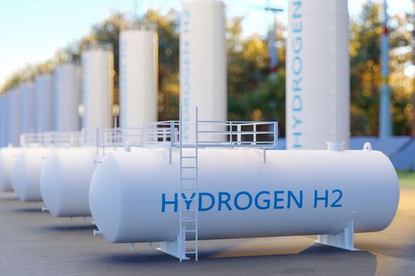 Vue rapprochée de réservoirs de stockage d'hydrogène dans le domaine de l'énergie renouvelable avec un arrière-plan flou.