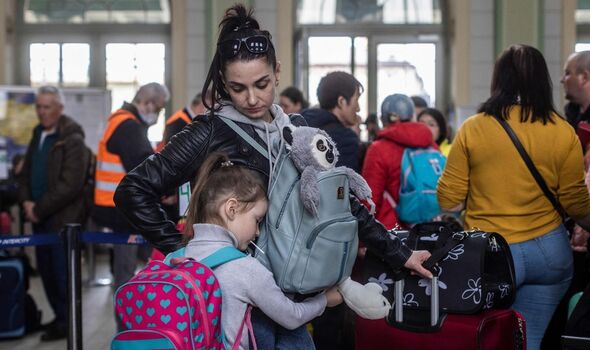 Pologne : Une femme et un enfant, ainsi que d'autres réfugiés d'Ukraine.
