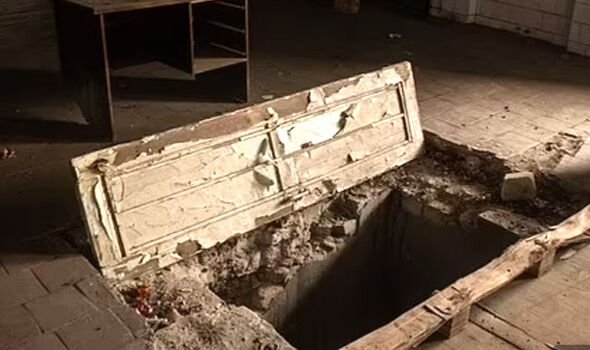 Une porte d'un sous-sol dans un restaurant, selon les habitants, a été utilisée comme site de torture par la force russe