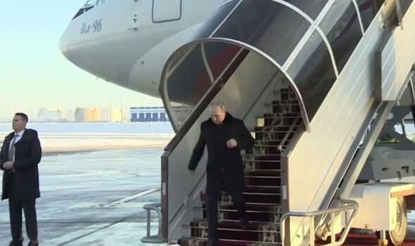 Vladimir Poutine semble chancelant en descendant d'un avion en Biélorussie