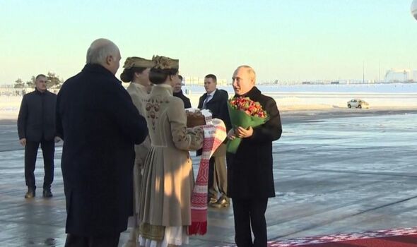 Biélorussie : Poutine est accueilli sur le tarmac par Alexandre Loukachenko.