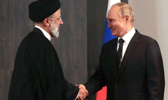 Le président Ebrahim Raisi rencontre Vladimir Poutine. 