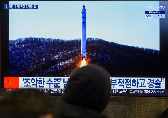 Un écran de télévision montre l'image de la fusée de la Corée du Nord avec le...