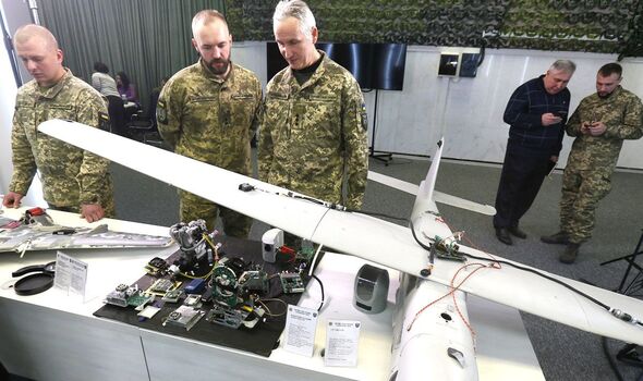 Les forces de défense ukrainiennes examinent les pièces des drones iraniens utilisés par la Russie. 