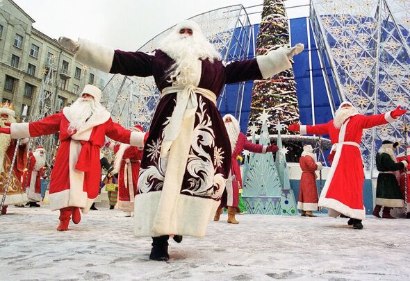 Ded Moroz est un personnage élancé de la mythologie slave avec une barbe flottante de sorcier.