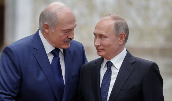 Poutine et Lukashenko se serrant la main.