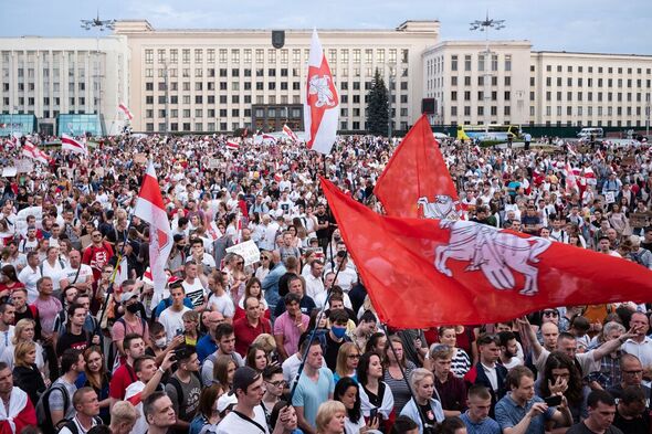 Des manifestants biélorusses brandissent des drapeaux