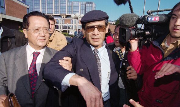 Charles Sobhraj (C) quitte le tribunal avec son avocat Jacques Verges (L) le 8 avril 1997 à Paris.