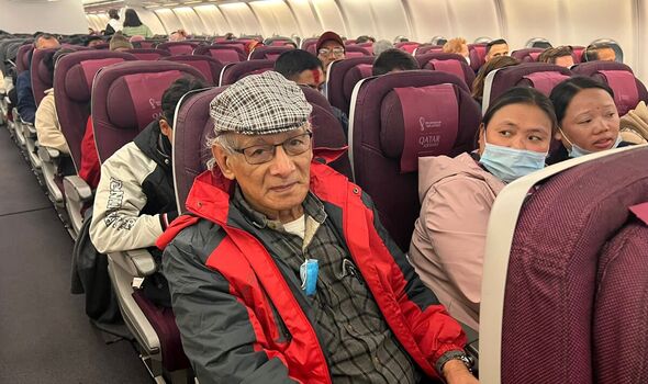 Charles Sobhraj monte dans un avion à l'aéroport de Katmandou pour être expulsé vers la France après sa libération.