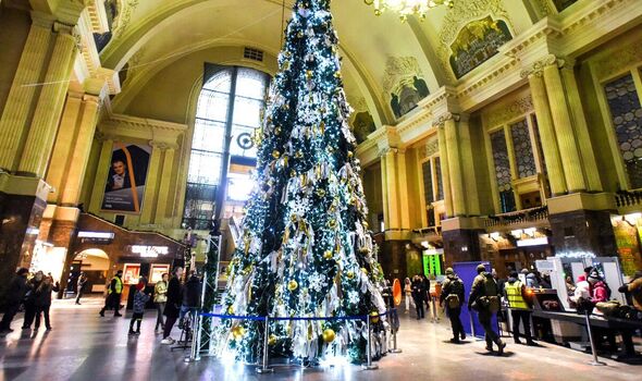 Un arbre de Noël est exposé à la gare centrale de Kiev.