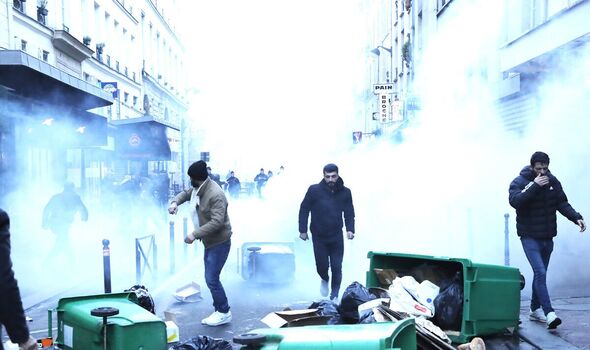 Les gaz lacrymogènes envahissent les rues de Paris 