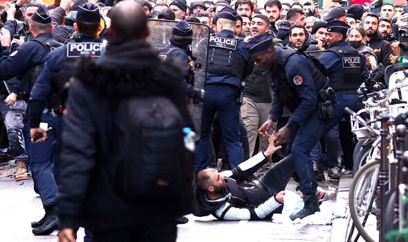 Des manifestants s'affrontent avec des policiers anti-émeutes français.
