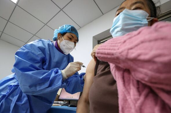 Des personnes reçoivent des injections de rappel du vaccin COVID-19 à Guizhou.