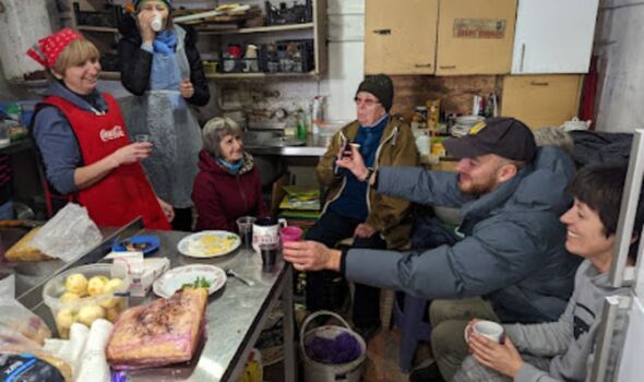 Ukraine : Richard Woodruff, 29 ans, avec d'autres volontaires à la cuisine de Lviv. 