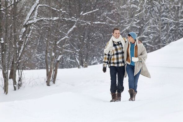 Un jeune couple marchant dans la neige