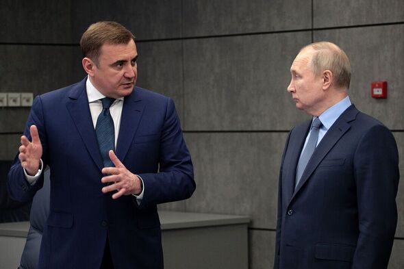 Vladimir Poutine écoute le gouverneur de Tula, Alexei Dyumin.