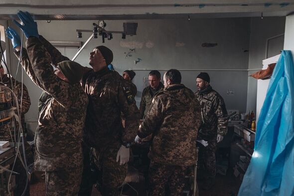Des médecins de l'armée ukrainienne soignent des soldats ukrainiens blessés à Bakhmut.