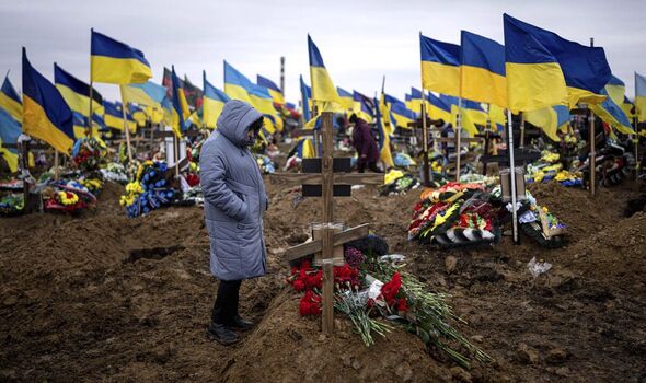 Une Ukrainienne rend hommage à son mari bien-aimé, tué par les forces russes, à Kharkiv 