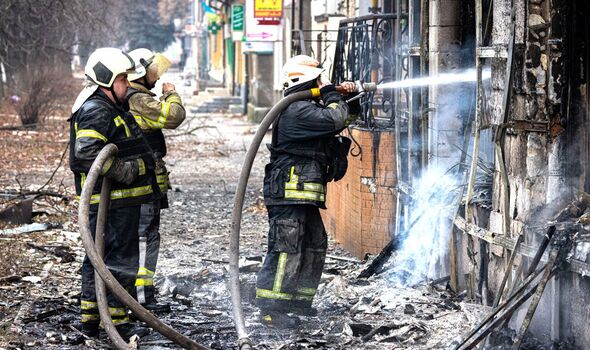 Les pompiers de Bakhmut éteignent un incendie provoqué par les bombardements russes le lendemain de Noël. 