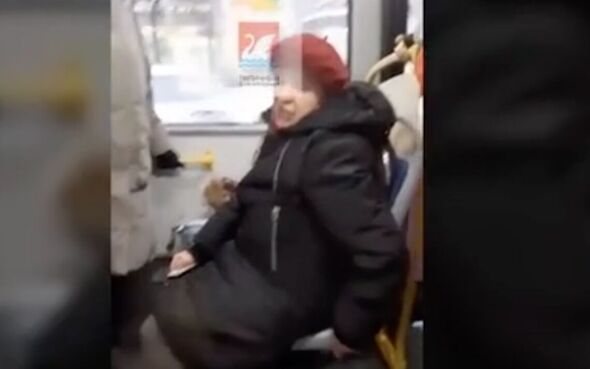 un retraité russe dans un bus près de moscou.
