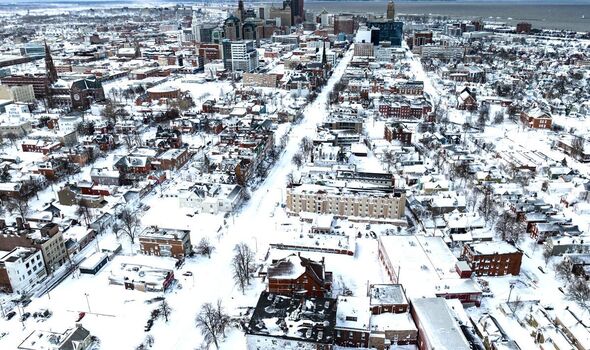La neige recouvre la ville sur cette photo aérienne prise par un drone à Buffalo, New York.