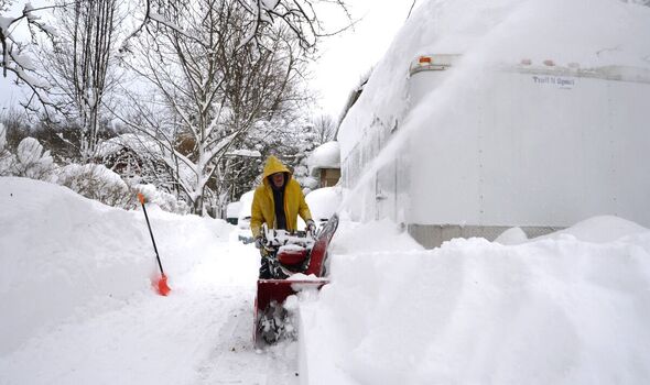 Un habitant de Buffalo tente de déblayer la neige 