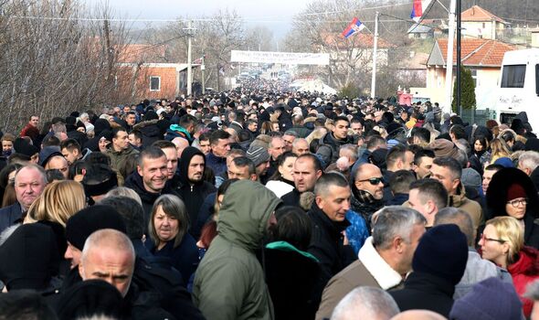 Des Serbes du Kosovo protestent près d'une barricade sur la route près du village de Rudare.