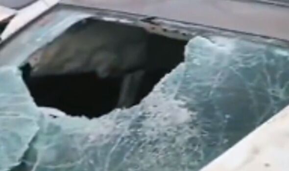 Une vitre de voiture brisée sur un pont en Chine.