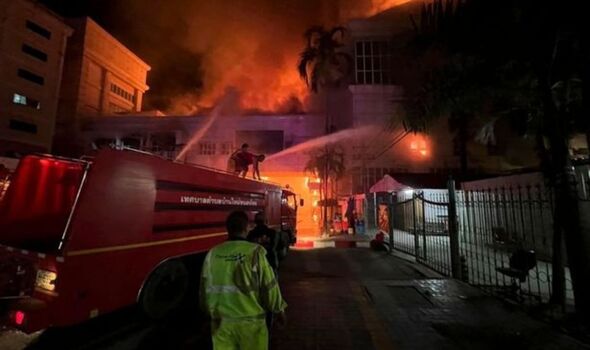 Photo d'un pompier à l'extérieur de l'hôtel en feu. 