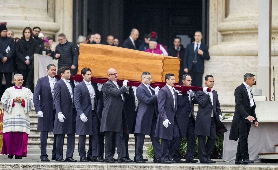 Les funérailles du pape émérite Benoît XVI ont lieu dans la basilique Saint-Pierre