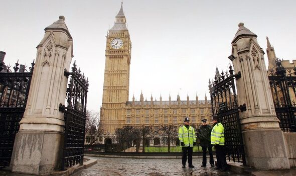 Des policiers montent la garde devant le Parlement britannique 