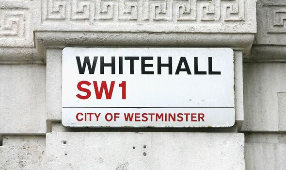 Le panneau de signalisation de Whitehall se trouve sur un bâtiment en face du Parlement britannique 